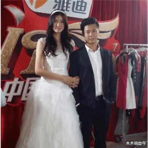 中国女篮@她是中国女篮小巨人，身高接近2米嫁农村老公，进婆家无奈拆房门