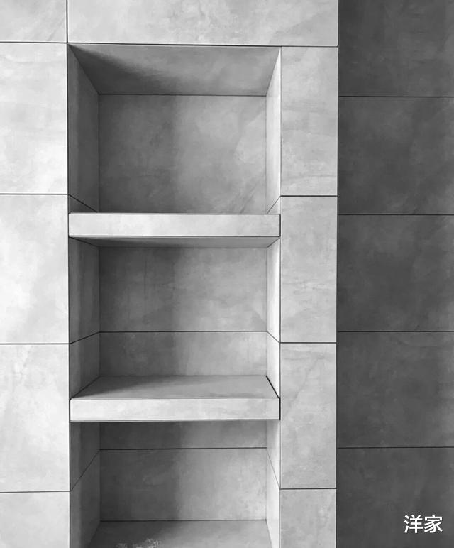 老年小妙招：卫生间包管时如果用点心，能多出一排收纳格，比置物架可高级多了