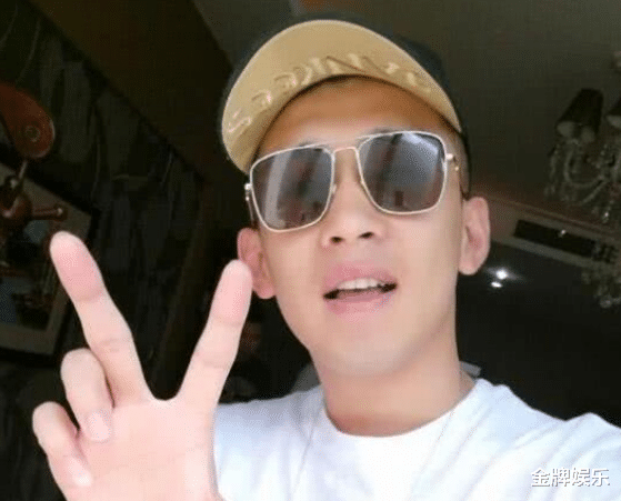 关晓彤@前网红一哥天佑正式复出,以不露脸的方式直播三小时