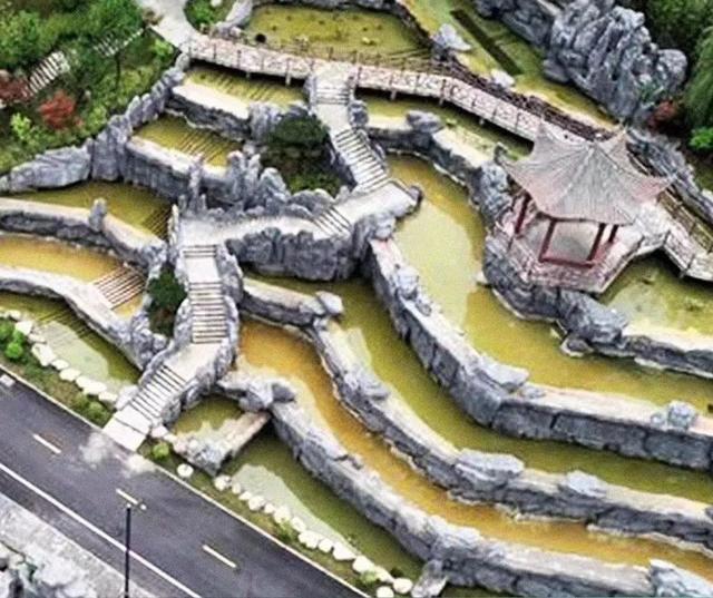 镇安|“7.1亿豪华中学”喷泉假山被拆除，务工人员称三年工资未结清，相关部门：不清楚