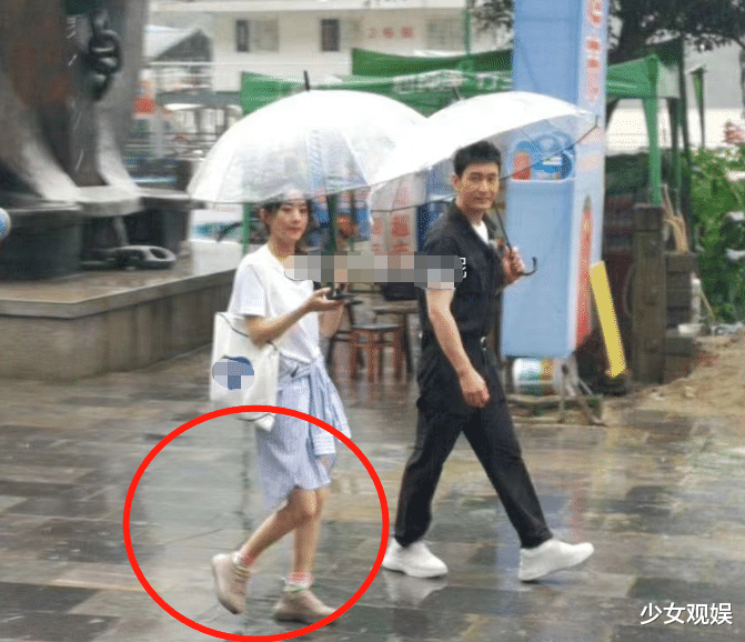 赵丽颖|《中餐厅4》新生图，嘉宾全员外出购物，赵丽颖生图尽显真实腿型