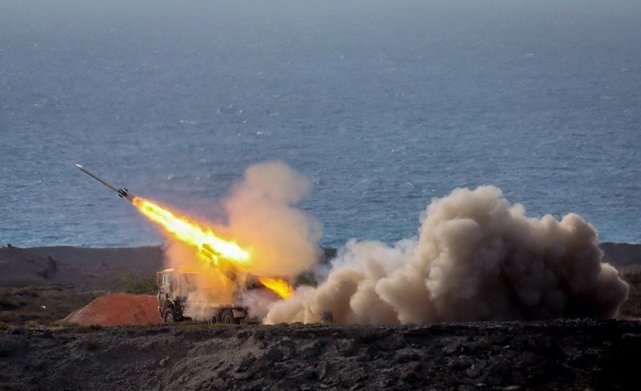 伊朗|大批导弹突然飞越海峡，美驻军基地一片兵荒马乱，上万人躲进地堡