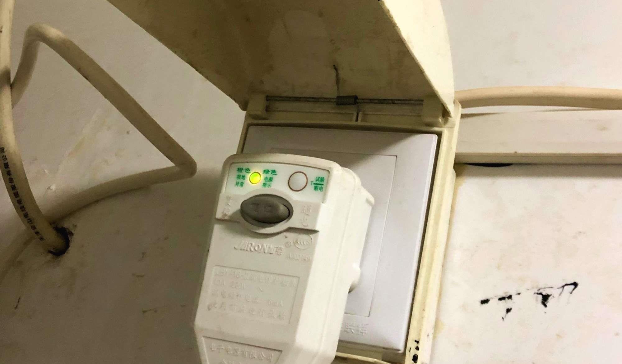 []没有地线，能装电热水器吗？买了一台，安装师傅不给装，怎么办？