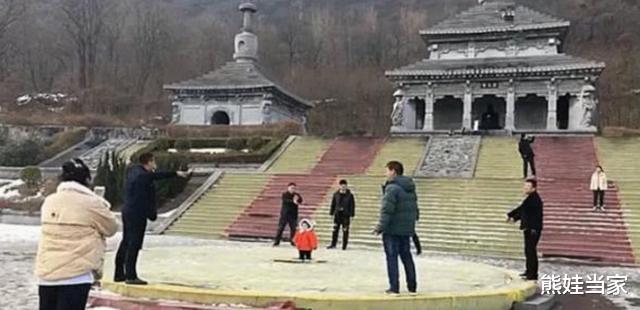 ：8个舅舅只有一个小外甥女，回姥姥家场面太壮观了，网友无法淡定