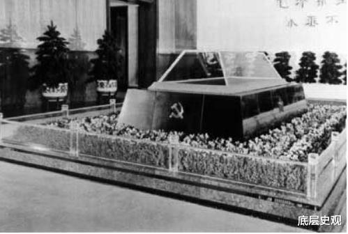 开国元勋|毛主席水晶棺被打开发现了什么