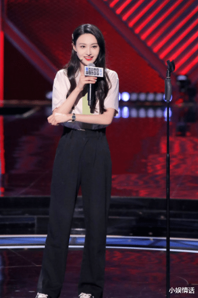 郑爽|郑爽录制综艺再引争议？脱口秀冷场随性拍灯，李诞主动圆场显情商