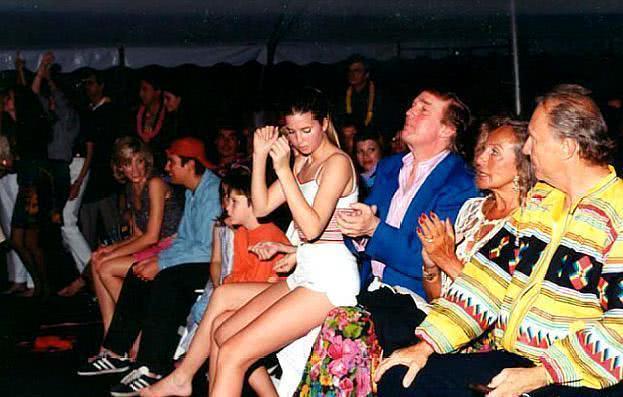 「特朗普」特朗普就没打算避嫌！当老婆面亲伊万卡，女儿直接坐大腿上