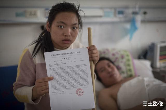 『陕西』媳妇熬不住寂寞外出打工跟了有钱人,他把残疾女儿养大自己却倒下了