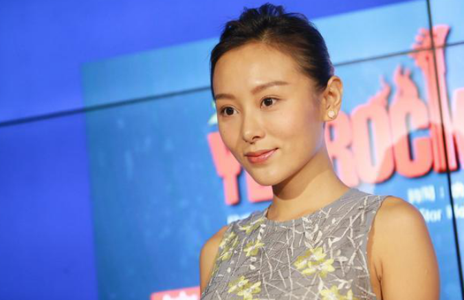 何佩瑜@她是香港新任“3级女皇”，凭借《一路向西》爆红，今31岁整得认不出