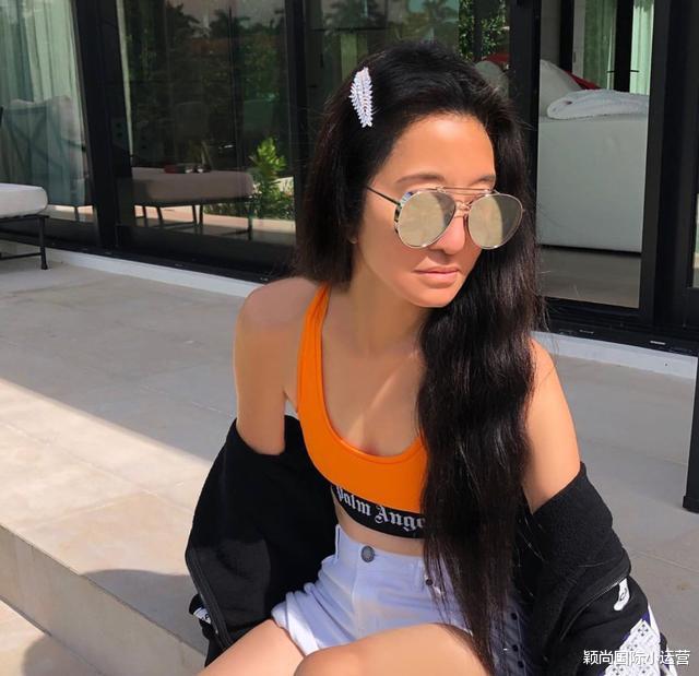 「」71岁奶奶王薇薇晒美照，和42年前没差别犹如少女，自信的样子太美