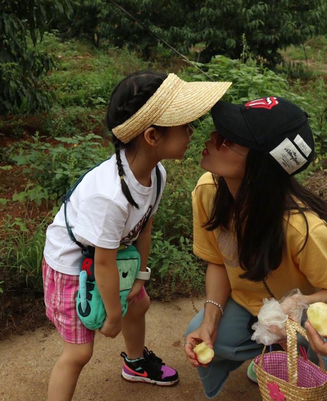 章子怡|汪峰一家四口果园摘桃，小苹果紧贴章子怡合影，感情超好