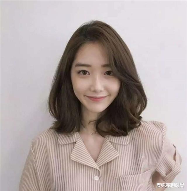 发型：“丸子头”要让位了，今年流行这“4种”发型，时髦减龄显脸小！