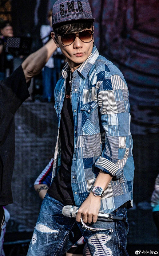 林俊杰|林俊杰总以为自己很时尚，没人说他穿得像暴发户吗？