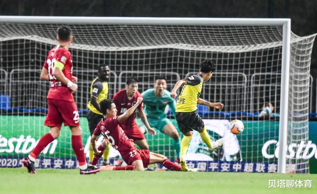 广州恒大|全网热议恒大！小摩托快被撞骨折了，裁判看完VAR却不吹点球