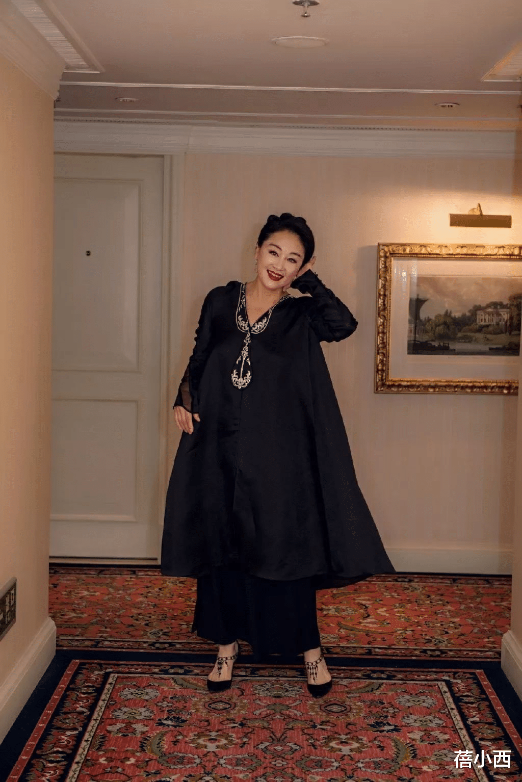 连衣裙|王姬剪了短发减龄至少20岁，穿蕾丝连衣裙亮相，看不出是60后