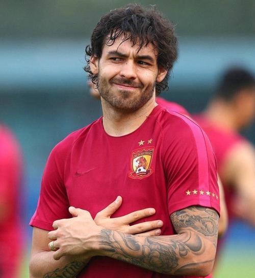 [国足]晚上7点，国足获坏消息！曝最强归化球员资格审核出问题，名记：不乐观