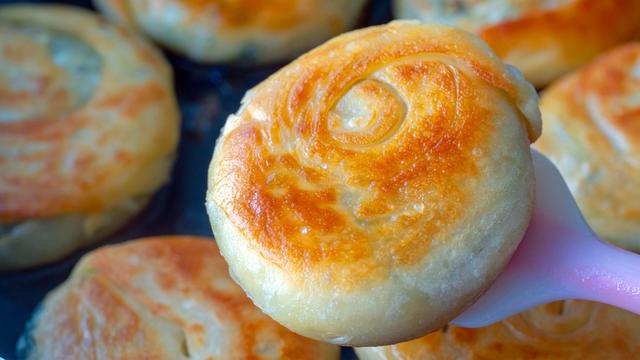 #面食#面食最美味的做法,开水一烫,一卷一抻,个个酥脆又多层,太香了