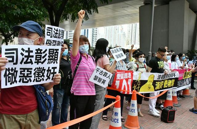 「黎智英」乱港头目黎智英今日再受审，市民高喊“打倒卖国贼”
