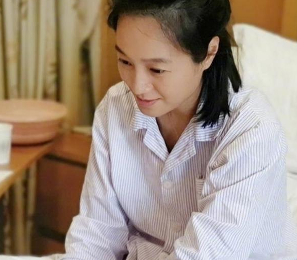 #周一围#39岁朱丹生病住院疑情况较严重,面容苍白憔悴,周一围去哪儿了?