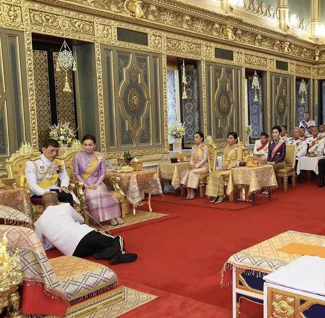 短发|泰国贵妃复宠!穿绛紫服饰一头短发美的艳丽,王后靠清纯扳回一局