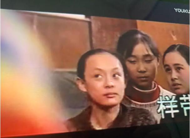 『孙俪』在一部老电视里发现孙俪，她发际线靠后脑门超大，像五十岁老太太