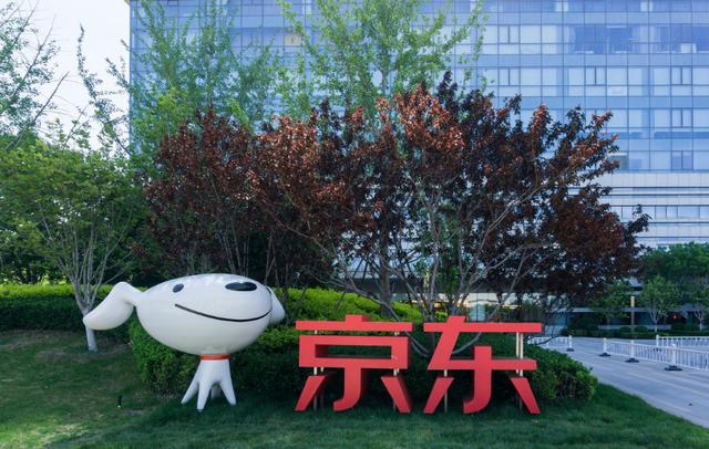 「京东」京东001号快递员，跟着刘强东送了10年快递，如今给他什么待遇？