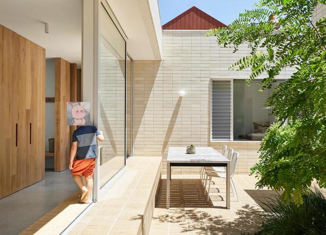 |将落地窗抬高20公分，院子室内都多排卡座，全家人都跟着享福！