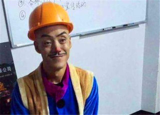 「奥迪」52岁\光头强\：光环褪去无人问津，卖掉奥迪换摩托，娇妻不辞而别