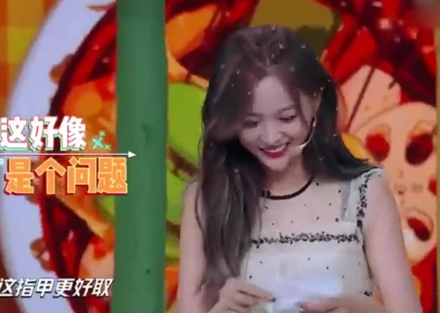 美甲@王一博称吴宣仪的美甲得做一天，当镜头放大手部，看清美甲，懵了