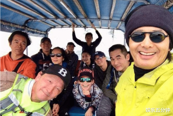 方中信▲56岁方中信近照曝光，独自一人登山，身材发福也开始“秃头”了
