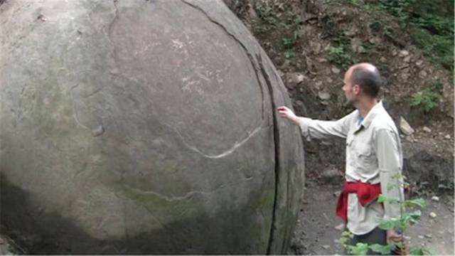 |1500年前的神秘石球，人们怀疑里面藏有黄金，敲开后让人意外！