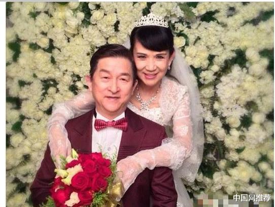 神奇女侠|谢娜晒合照为妈妈庆生,长相如同“姐妹俩”,高马尾很有活力
