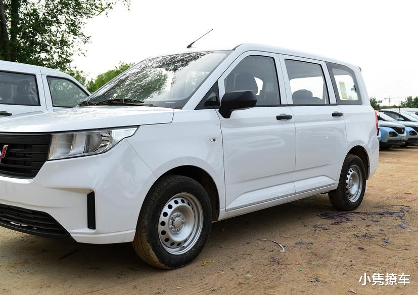 「五菱宏光」五菱又一“多功能”车，4种布局可选，车主：好开实用，就有点贵