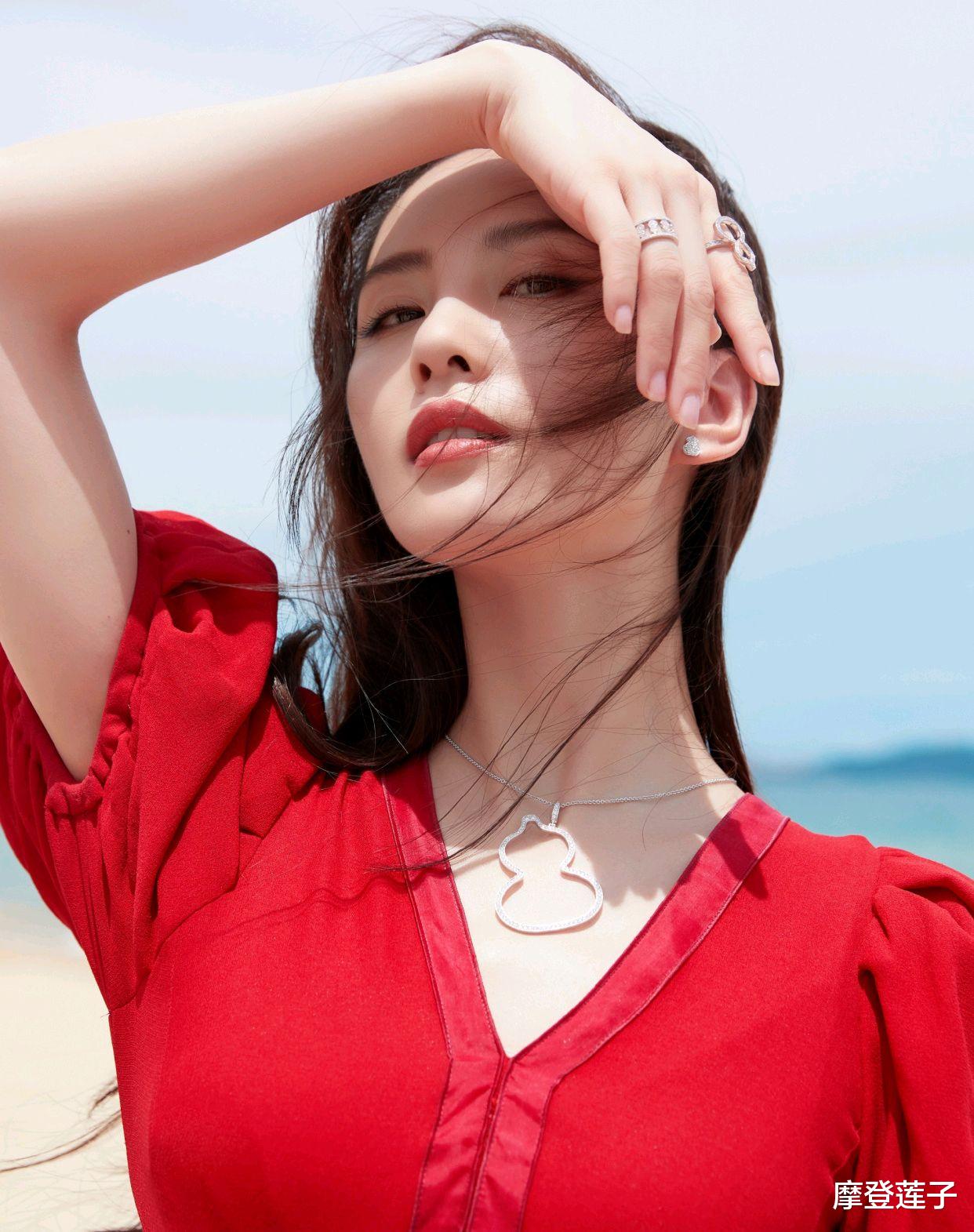 劉詩詩沙灘照好驚艷，身穿紅色雪紡連衣裙，美成一道亮麗的風景線-圖6