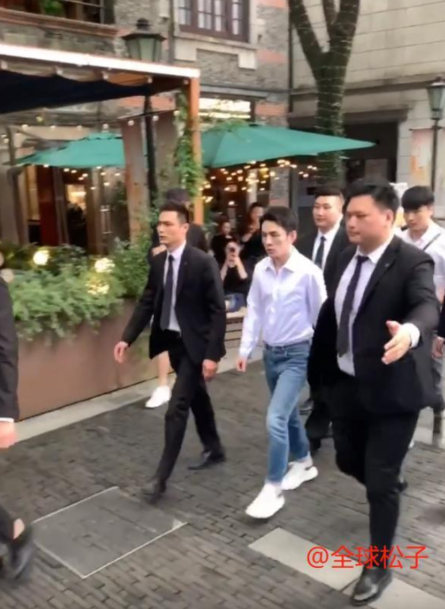 赵露思|排场大？赵露思参加活动几乎没有粉丝，却依旧有8名保镖“护驾”