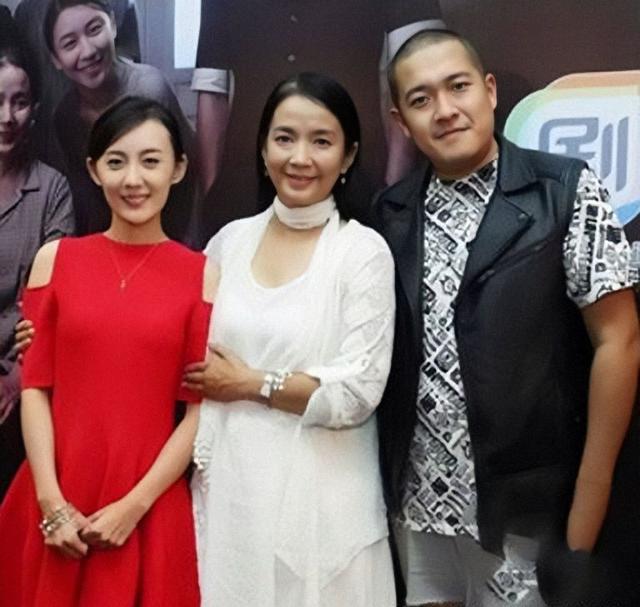 运动|吕丽萍也赶时髦，白纱披肩配哈伦裤酷拽飒气，留锅盖刘海年轻不少