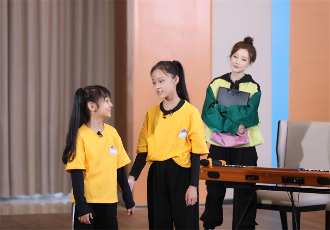 冯提莫|冯提莫上综艺当导师，全是小孩子完美融入！网友：这是儿童主播？