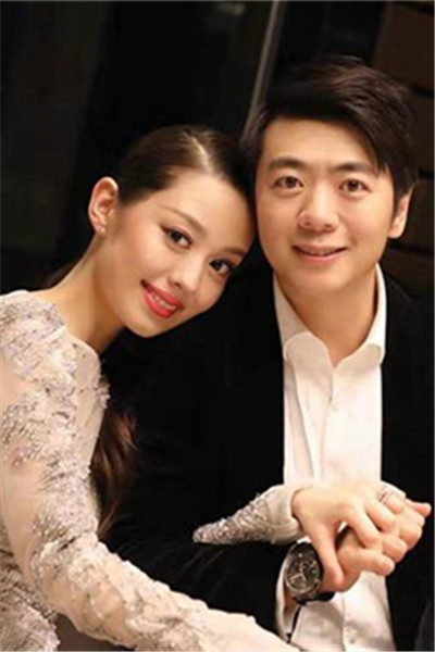 吉娜·爱丽丝|为什么吉娜不愿抛弃小码衣服？看到她换上“男友衫”后，有点羡慕