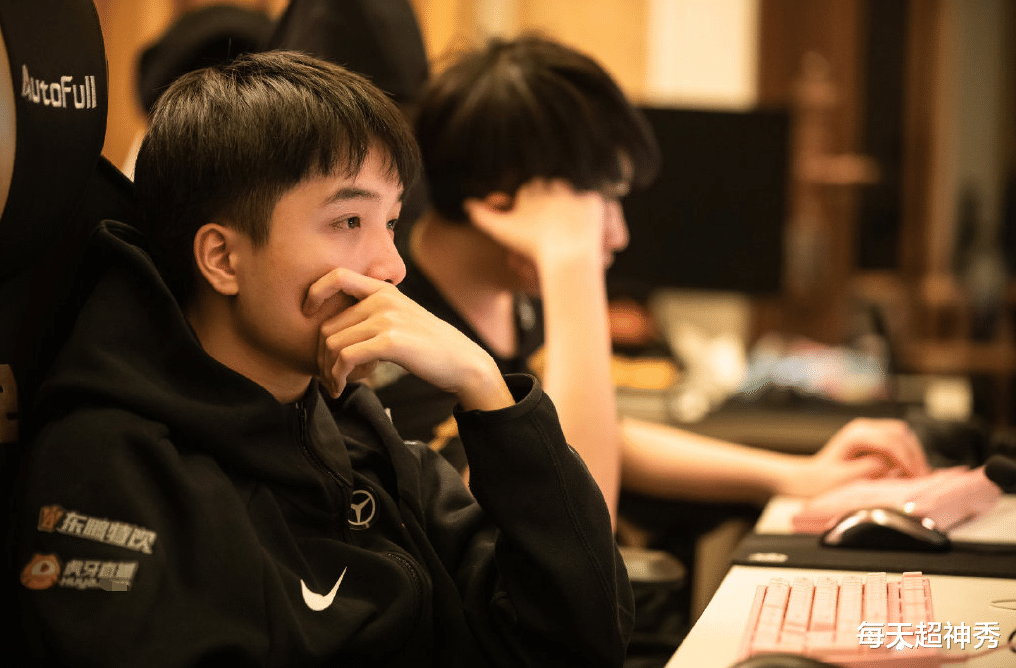 RNG：RNG遗憾退场，先发阵容仅一人保持训练，XLB再度惹怒粉丝