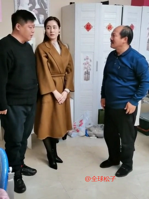 谢广坤|谢广坤与儿媳王小蒙翩翩起舞，表情有点“不正经”，画面颇为好笑