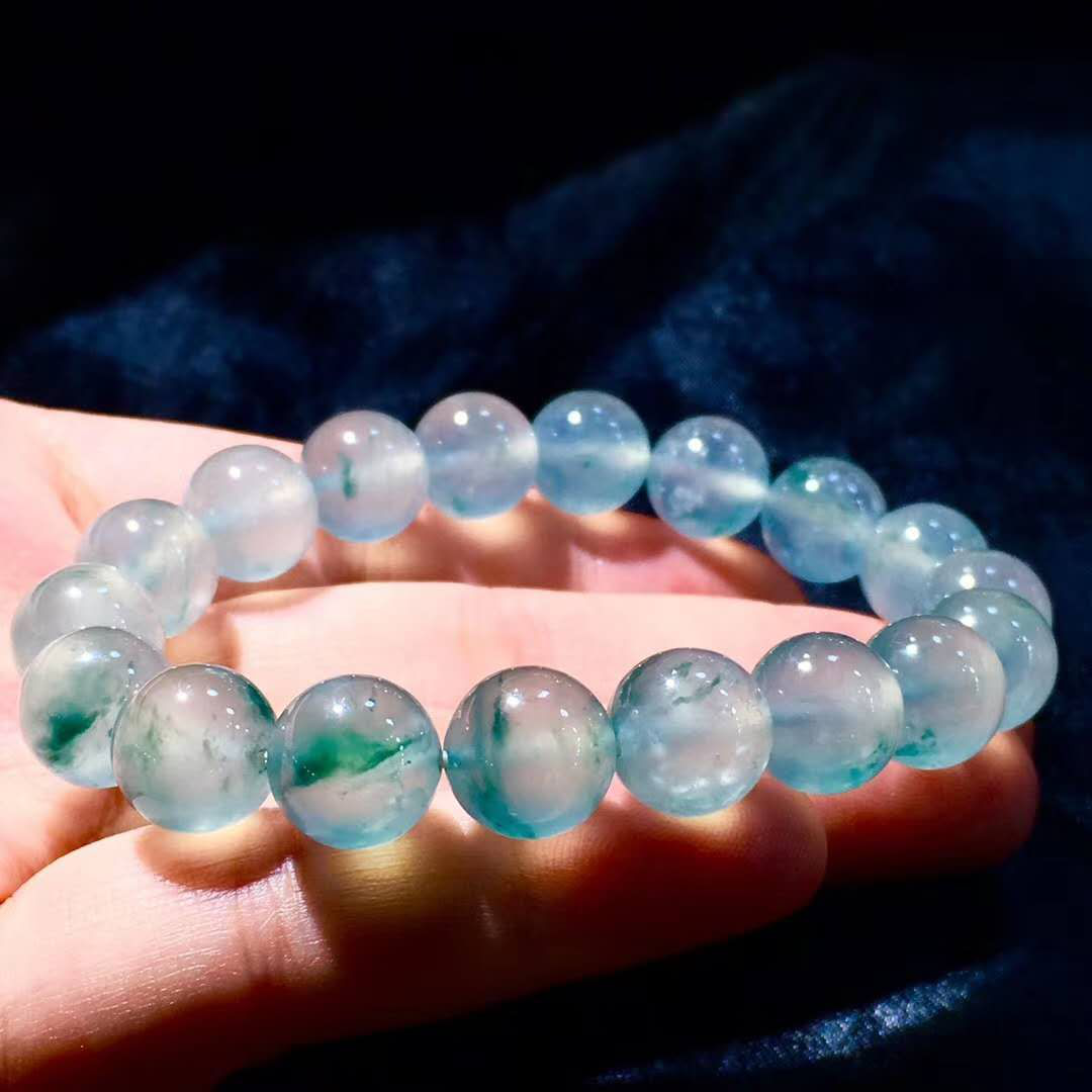 翡翠手镯|海蓝宝挂脖子,翡翠手镯戴腕间,首饰不分贵贱,戴的是开心