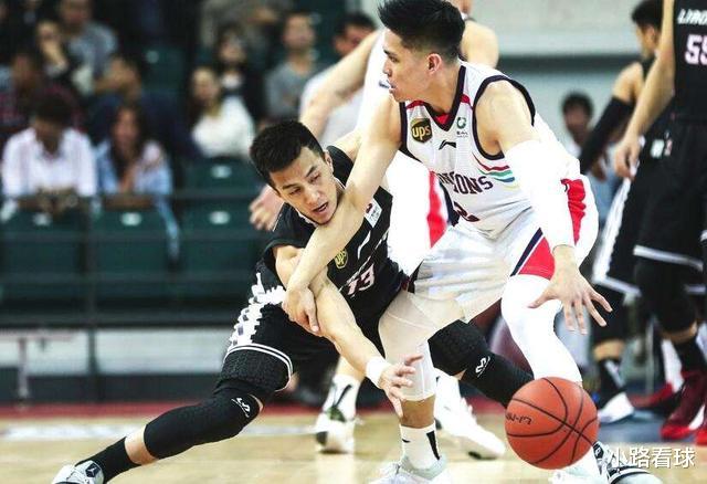 『郭艾伦』CBA球员身体不行？郭艾伦曾单手抱起Angelababy，这动作一般人真不行