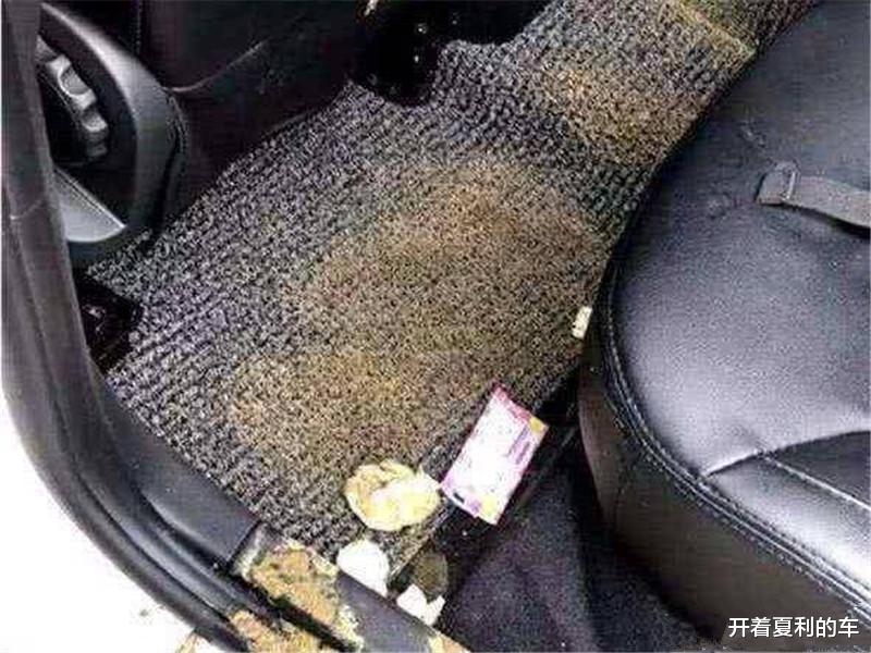 共享汽车|共享汽车被弃，车内有“不明液体”，网友：没逃过共享单车的命运！