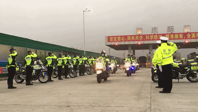 [黄冈]私家车自发鸣笛、市民摇旗迎接…英雄归来，请收下我们的敬意