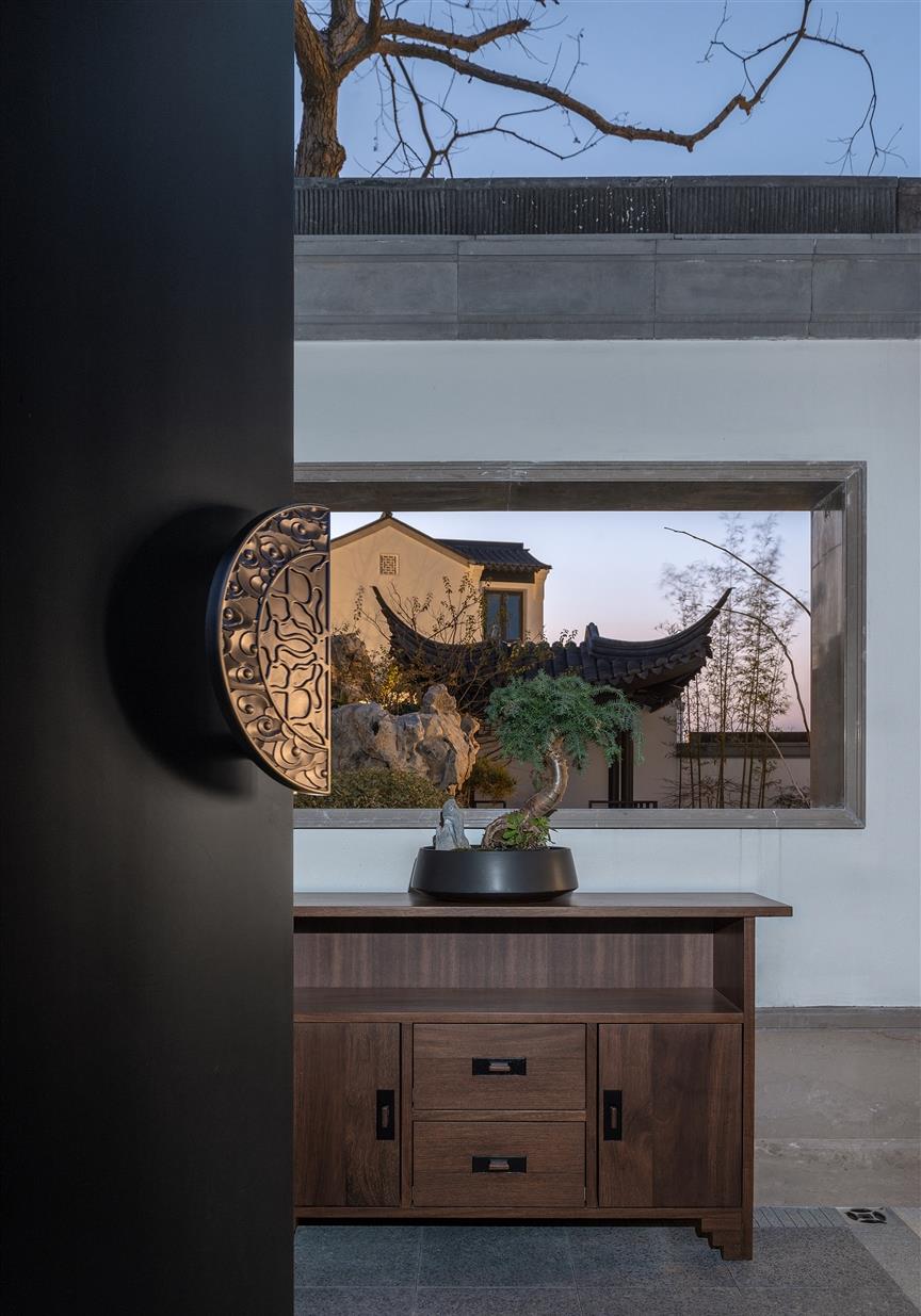 「无人问津」他花半辈子积蓄，买了无人问津的房子，院子装修后，却惊艳了我