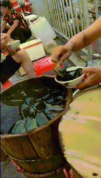 |很久出差回来，老婆这样姿势在我面前玩手机说是减肥，真是这样吗？