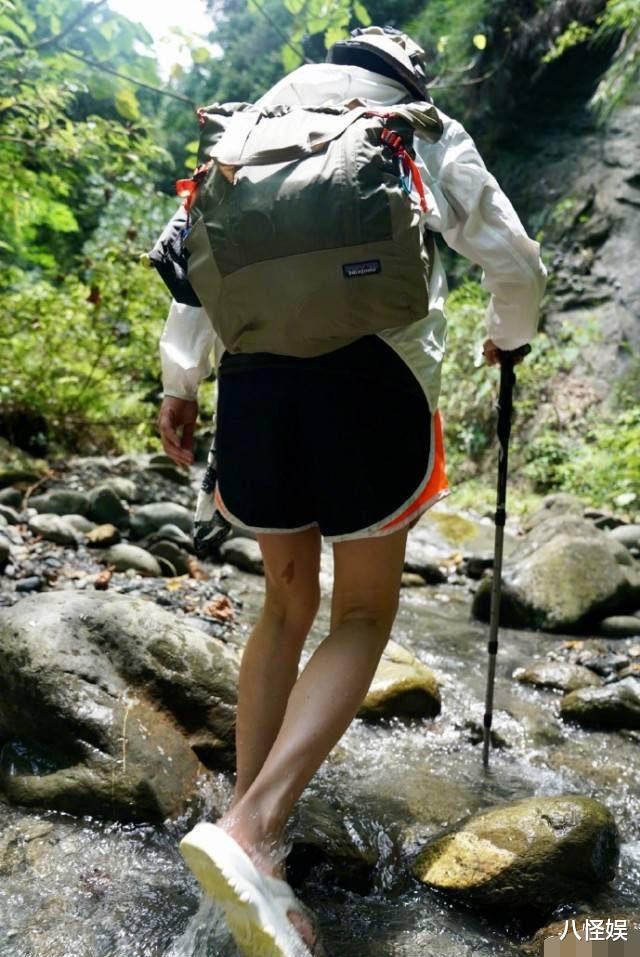 「刘若英」刘若英带儿子徒步溯溪，母子俩手牵手走5个小时，老公佩服又心疼