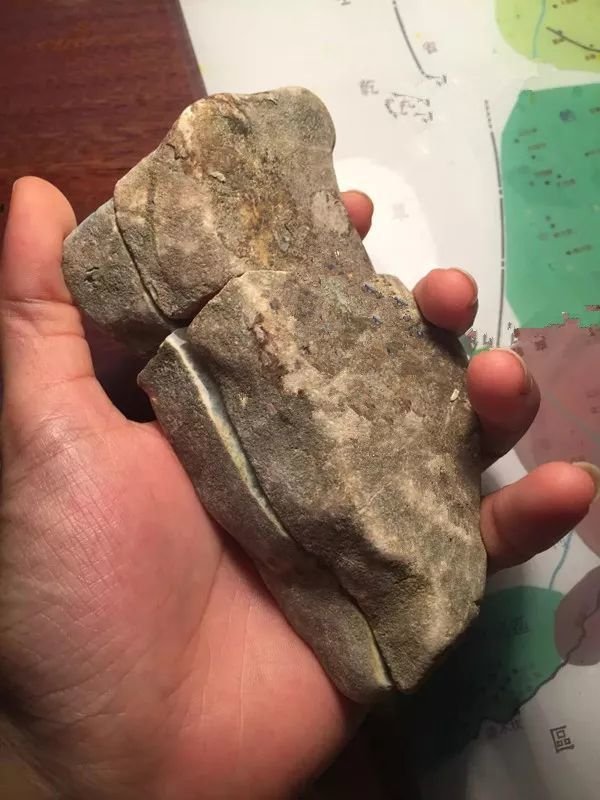 「葫芦」夜市一万二入手的原石,切开后心都凉了,看玉雕师死马当作活马医