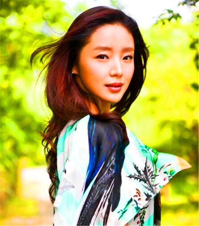 ▲负债800亿逃往国外，带走一女明星和61个亿，父亲下葬都不回来