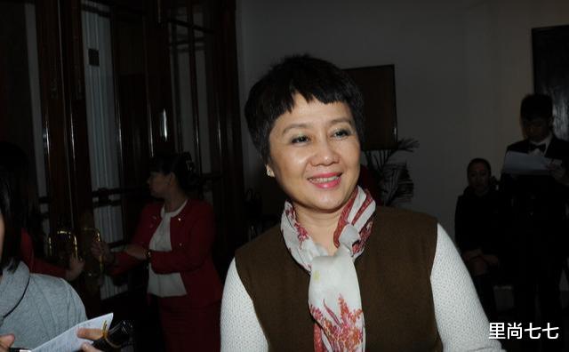 赌王|赌王姐姐、四太同框，四太弯腰拍照姿态低，胞姐坐轮椅穿得很阔气